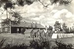 V létě se bydlelo v chatkách i stanech. Tato fotka je z doby, kdy chatu provozovaly Gumárny Zubří, tehdy se jmenovala "Rekreační středisko a pionýrský tábor Radost".